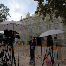 Medios de comunicación permanecen en el exterior del Tribunal Supremo, tras la publicación de la sentencia del juicio del 'procés'. EFE/Javier Lizón