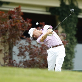  Imagen de archivo de un golfista en pleno golpe.- REUTERS