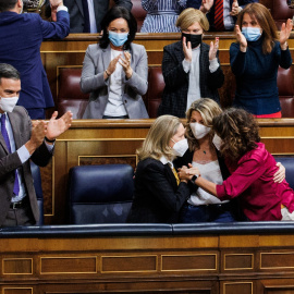  El presidente del Gobierno, Pedro Sánchez, la ministra de Economía Nadia Calviño, la ministra de Trabajo, Yolanda Díaz, y la ministra de Hacienda, María Jesús Montero, tras la aprobación de la reforma laboral.- Alejandro Martínez Vélez / Europa 