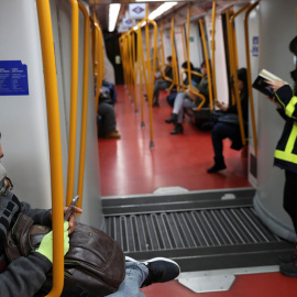 Un hombre en el metro de Madrid con una mascarilla. - REUTERS