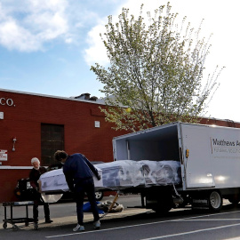 Trabajadores transportan ataúdes a una funeraria de Brooklyn. EFE