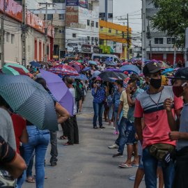 Brasileños aguardan su turno para registrarse en el programa de la Renta Básica Emergencial en Recife. ANDREA REGO BARROS/ PCR.