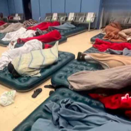 Imagen de hacinamiento en las instalaciones de Barajas. – Captura del vídeo de RTVE.