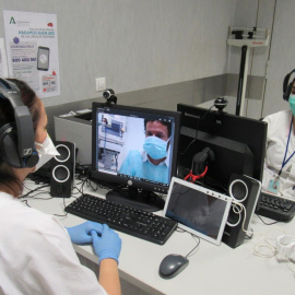 Dos sanitarias de urgencias del Hospital de Poniente en El Ejido trabajando via telemática. EUROPA PRESS / Archivo