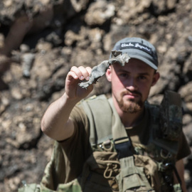  Un soldado muestra el pedazo de un misil ruso que impactó en la localidad de Shevchenko, Ucrania, el 6 de junio de 2022.- EFE