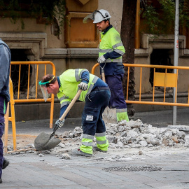 Trabajadores en el centro de Sevilla. EFE/Jose Manuel Vidal