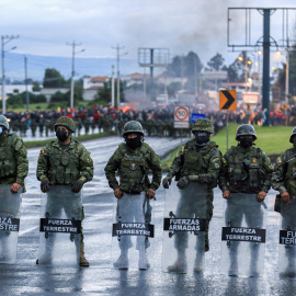  Miembros de las fuerzas armadas bloquean el acceso a la carretera E35 para una marcha de protesta de cientos de indígenas de la provincia de Cotopaxi.- EUROPA PRESS