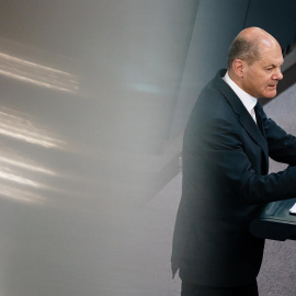  El canciller alemán Olaf Scholz pronuncia una declaración en el Parlamento alemán 'Bundestag' en Berlín, Alemania, el 22 de junio de 2022.- EFE