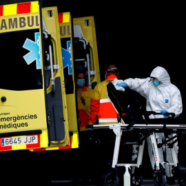 Un técnico sanitario desinfecta la camilla de una ambulancia en la entrada de urgencias del Hospital de Bellvitge, en Barcelona EFE/Toni Albir