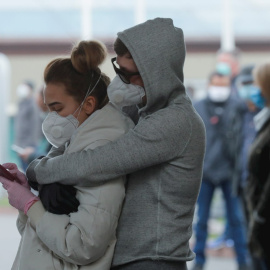 Imagen de archivo de dos personas durante la pandemia. EFE/EPA/Sergey Dolzhenko