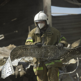  Equipos de bomberos retiran los escombros para continuar la búsqueda de posibles víctimas en el centro comercial de la ciudad de Kremenchuk, atacado el lunes pasado con misiles rusos y donde, hasta ahora, se han contabilizado al menos 20 muertos y 21 d