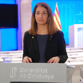 Pla mitjà de la consellera de la Presidència, Meritxell Budó, fent una roda de premsa telemàtica el 30 d'abril del 2020 (horitzontal)