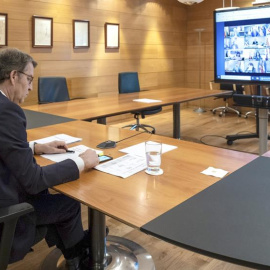 El presidente de la Xunta, Alberto Núñez Feijóo, durante la videoconferencia con el presidente del Gobierno, Pedro Sánchez, y los demás presidentes autonómicos para evaluar la situación ante el coronavirus, esta mañana en Santiago de Compostela. E