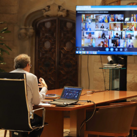 Quim Torra, en la videoconferència amb els presidents autonòmics i el president del Govern espanyol, Pedro Sánchez.  RUBÉN MORENO