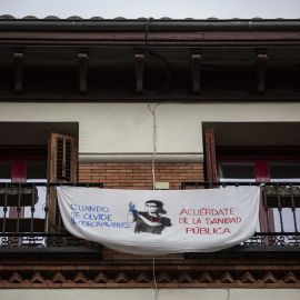 Una pacarta en la calle Toledo de Madrid pide apoyo a la sanidad pública también después de la pandemia.-JAIRO VARGAS