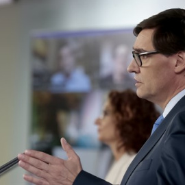 l ministro de Sanidad, Salvador Illa, y la portavoz del Gobierno y ministra de Hacienda, María Jesús Montero, durante una rueda de prensa tras la videoconferencia en La Moncloa con los presidentes de comunidades y ciudades autónomas en relación a la d