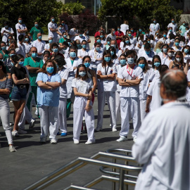 Decenas de sanitarios del Hospital Universitario de La Paz de Madrid despiden con un acto este martes, a los residentes de cuarto año de este centro hospitalario de la capital española, en el entorno del covid 19. EFE/David Fernández