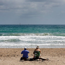 Una pareja en la playa de El Saler. EFE