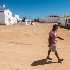 Un hombre con mascarilla pasea por La Graciosa, en una imagen de archivo. / EFE