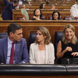  El presidente del Gobierno, Pedro Sánchez; la vicepresidenta tercera y ministra de para la Transición Ecológica y el Reto Demográfico, Teresa Ribera; y la vicepresidenta segunda y ministra de Trabajo y Economía Social, Yolanda Díaz, en la segunda j