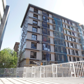 26/05/2020.- En la foto, un edificio en construcción en la Avenida de Burgos. EFE/Marcel Guinot/Archivo
