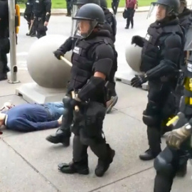 Un hombre de 75 años grave tras una agresión policial durante una manifestación en Nueva York por George Floyd. / REUTERS