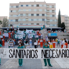 GRAF1941. MADRID, 25/05/2020.- Miembros del personal sanitario del Hospital Gregorio Marañón posan con una pancarta en la que se lee "Sanitarios necesarios" durante una concentración este lunes en el exterior del hospital en Madrid, en la primera jorna