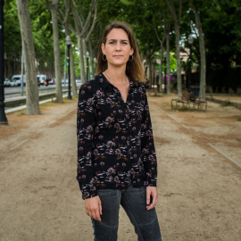 Jéssica Albiach, a prop de l'entrada del Parc de la Ciutadella. MIGUEL VELASCO ALMENDRAL