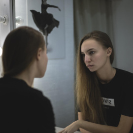  Mujer se mira en un espejo. -Pixabay