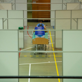Desmuntatge del pavelló Claror Marítim, que s'havia adaptat per donar suport a l'Hospital del Mar. EFE / ENRIC FONTCUBERTA