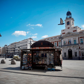 05/06/2020.- Vista de la Puerta del Sol de Madrid con el edificio de la Real Casa de Correos de fondo. EFE/Ana Marquez/Archivo