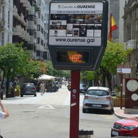  Un termómetro en la calle que marca 45 grados, a 12 de julio de 2022, en Orense, Galicia (España). Rosa Veiga / Europa Press