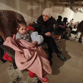  Civiles buscan protección en el Metro de Kiev (EFE)