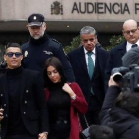 Cristiano Ronaldo, junto a su pareja Georgina Rodríguez, a la salida este martes a la Audiencia Provincial de Madrid/EFE
