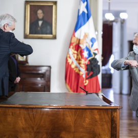 Fotografía cedida por la Presidencia de Chile del presidente de Chile, Sebastián Piñera (i), saludando al nuevo ministro de Salud, Enrique París (d), durante la toma de posesión este sábado en el Palacio de La Moneda en Santiago. /EFE