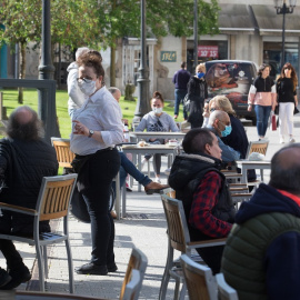 Clientes en una terraza de la capital de Lugo, el día que en el que la provincia pasa junto al resto de las que componen Galicia -Pontevedra, A Coruña y Ourense- a la Fase 1. Carlos Castro / Europa Press