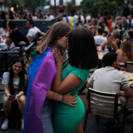  Dos chicas se besan durante el primer día de las fiestas del Orgullo de Madrid, en el barrio de Chueca, a 1 de julio de 2022, en Madrid (España). -Alejandro Martínez Vélez / Europa Press