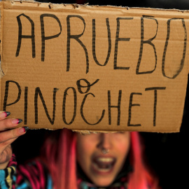  Una manifestante sostiene una pancarta en la que se lee "Apruebo o Pinochet" / REUTERS