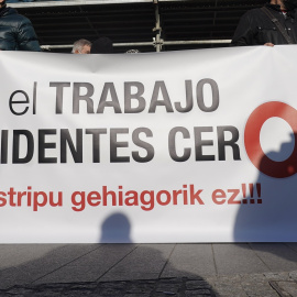  Varias personas, con la pancarta que reza 'En el trabajo accidentes cero’, en la manifestación por la muerte de un trabajador, en Bilbao, a 27 de enero de 2022, en Bilbao, Euskadi, (España).- EUROPA PRESS