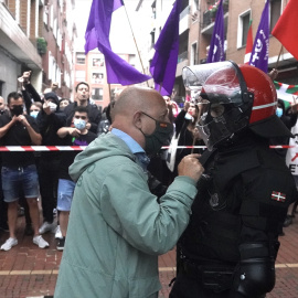  Un miembro del equipo del presidente de Vox, Santiago Abascal, discute con un ertzaina.- EUROPA PRESS (Imagen de archivo)