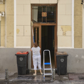 Una trabajadora limpia un portal. -Jesús Hellín / Europa Press