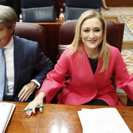 La presidenta de la Comunidad de Madrid, Cristina Cifuentes, junto al portavoz y consejero de Presidencia y Justicia, Ángel Garrido, al inicio del pleno celebrado este jueves en la Asamblea de Madrid. EFE/Mariscal