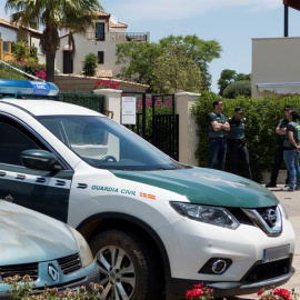 Vista de la vivienda en la que la Guardia Civil investiga como posible caso de violencia de género la muerte de un matrimonio cubano en Ayamonte. EFE
