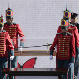 Varios cadetes trasladan la espada de Bolívar en una urna a la ceremonia de investidura del presidente de Colombia, Gustavo Petro. EFE/ Carlos Ortega