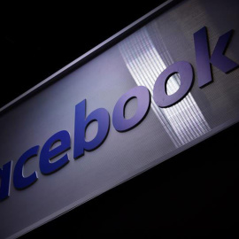 Vista del logo de la red social Facebook en la feria de nuevas empresas e innovación tecnológica VivaTech en París. (JULIEN De ROSA | EFE)