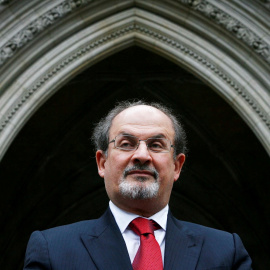 El escritor Salman Rushdie, en una imagen de archivo. / REUTERS - Luke MacGregor