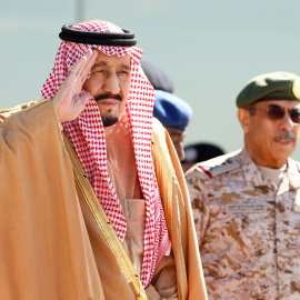 El monarca saudí Salman saluda durante la ceremonia del 50 aniversario de la Escuela de aviación Rey Faisal en Riad/ REUTERS