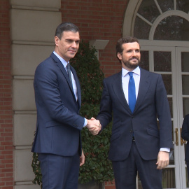 Sánchez y Casado se reúnen en el Palacio de la Moncloa