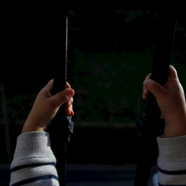 Un niño asomado este lunes al balcón de su casa en el concello coruñés de Pontedeume. EFE/Cabalar