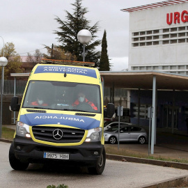 Una ambulancia abandona el Hospital Santa Bárbara de Soria./ Wilfredo García